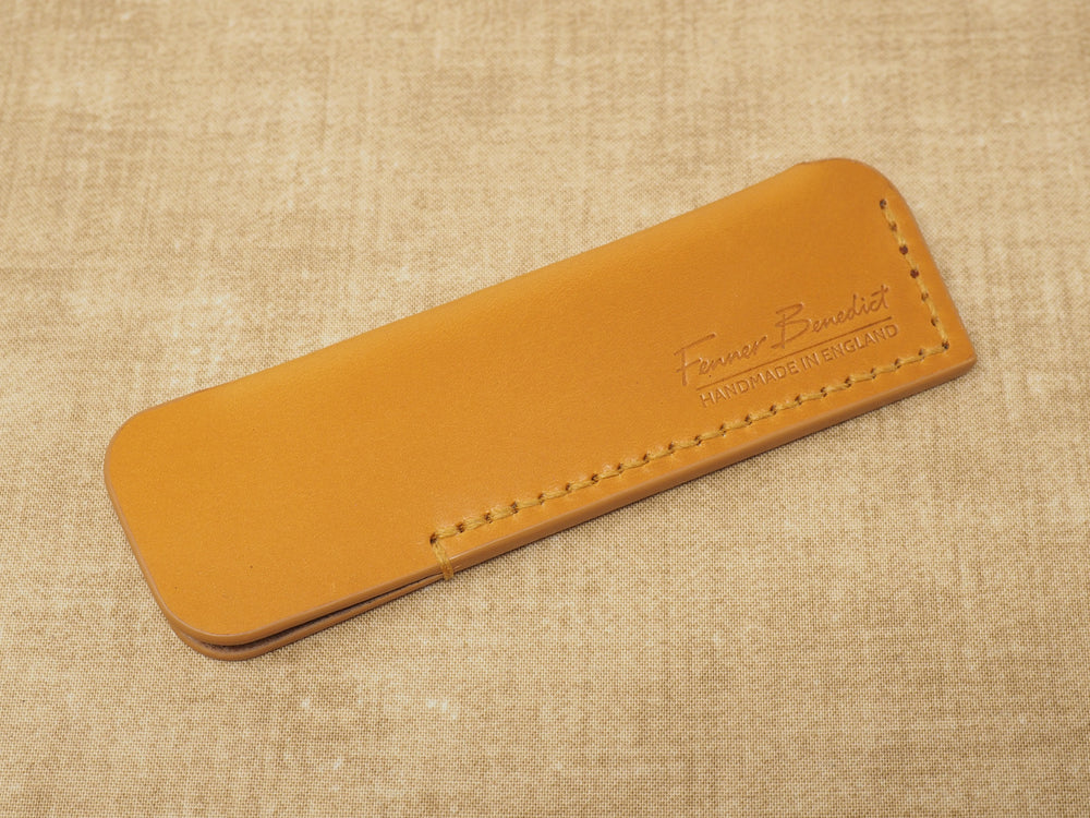 
            
                Load image into Gallery viewer, Handmade Gentleman&amp;#39;s Pocket Comb Leather Case for KENT OT comb - Bridle Leather
            
        